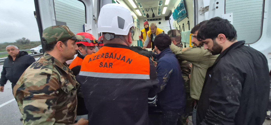 FHN avtomobildə sıxılı vəziyyətdə qalmış şəxsləri xilas edib (FOTO/VİDEO)