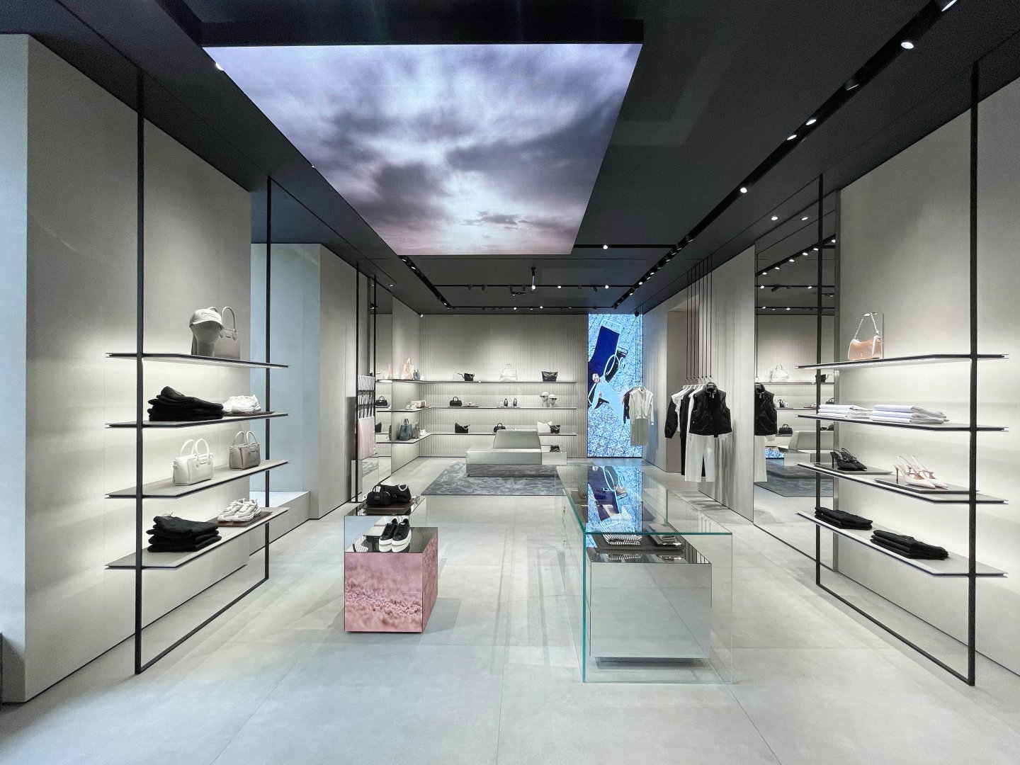 Emporio Armani Bakıda yenilənmiş mağazasını və yaz-yay 2026 kolleksiyasını təqdim etdi (FOTO)