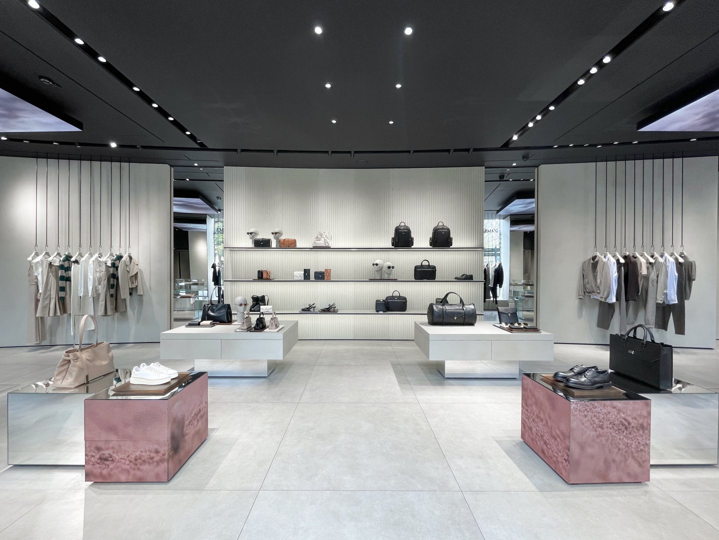 Emporio Armani Bakıda yenilənmiş mağazasını və yaz-yay 2026 kolleksiyasını təqdim etdi (FOTO)