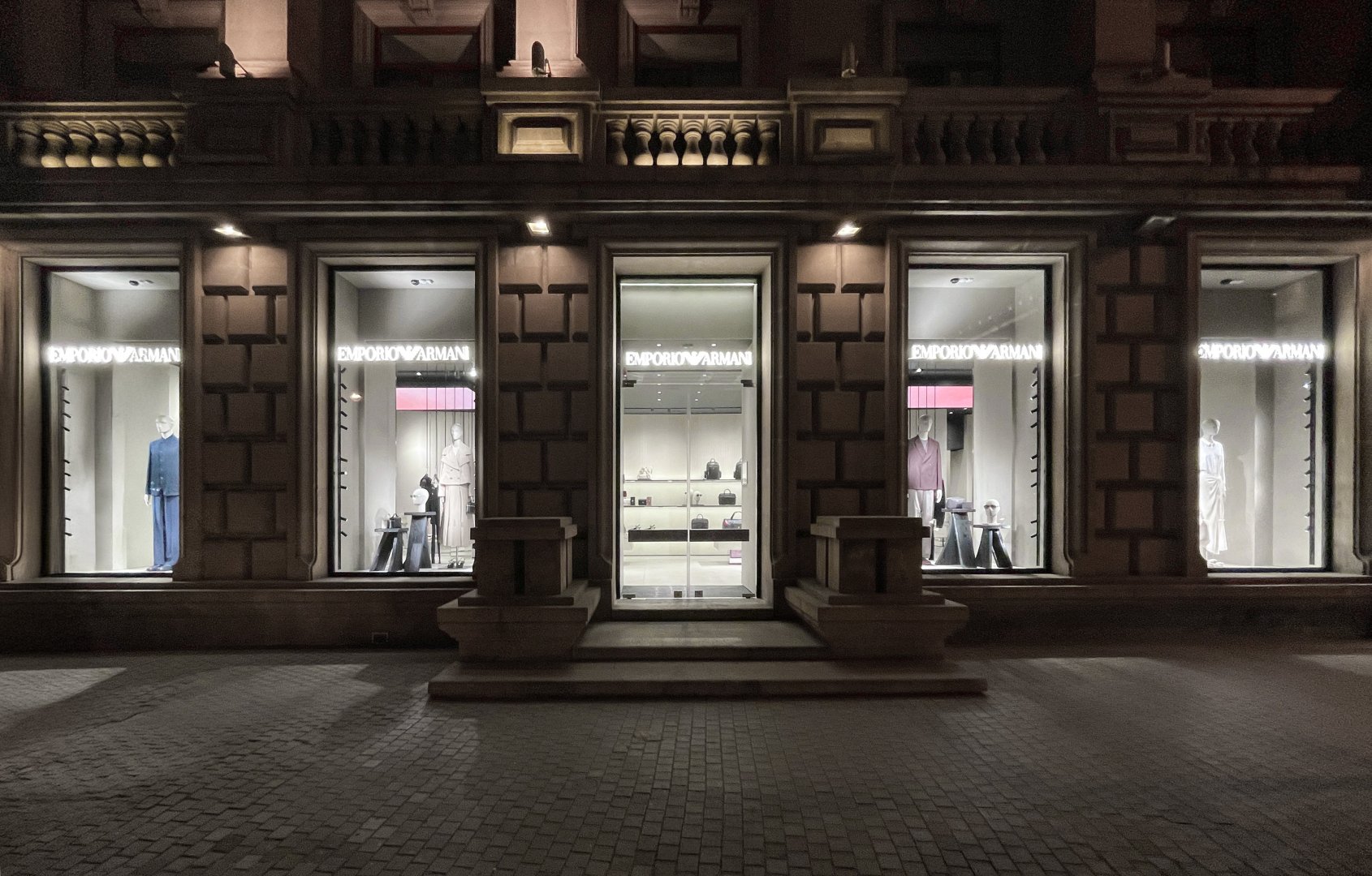 Emporio Armani Bakıda yenilənmiş mağazasını və yaz-yay 2026 kolleksiyasını təqdim etdi (FOTO)