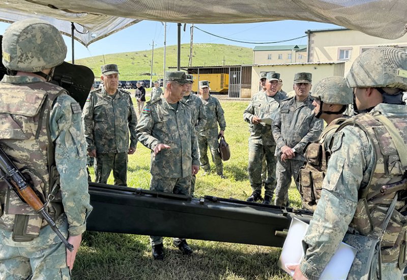 Müdafiə Nazirliyinin rəhbərliyi azad olunmuş ərazilərdə xidmət edən şəxsi heyətlə görüşüb (FOTO)
