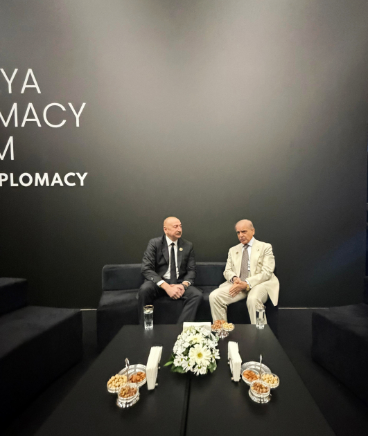 Prezident İlham Əliyev Antalya Diplomatiya Forumu çərçivəsində Pakistanın Baş naziri ilə görüşüb (FOTO)