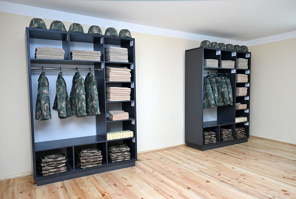 Müdafiə Nazirliyinin rəhbərliyi azad olunmuş ərazilərdə xidmət edən şəxsi heyətlə görüşüb (FOTO)