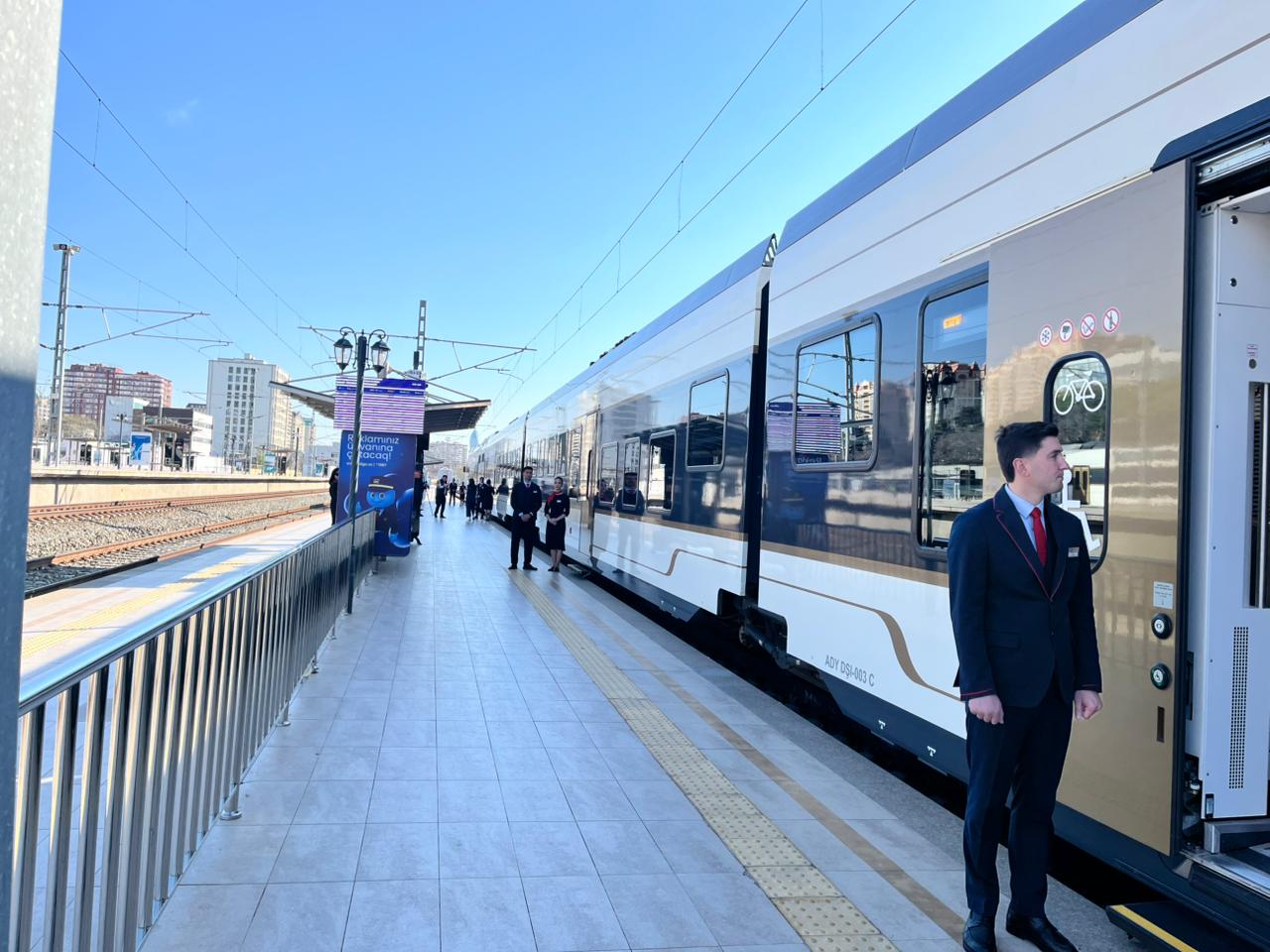 Bakıdan Kürdəmirə sərnişin qatarı yola düşdü (FOTO)