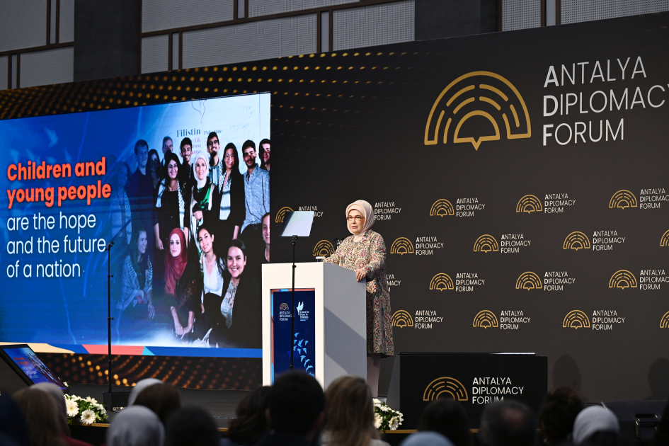 Birinci xanım Mehriban Əliyeva Antalyada “Fələstində sülh naminə birləşərək: Təhsil sisteminin məhv edilməsi ilə mübarizə və gələcəyin qorunması” adlı paneldə iştirak edib (FOTO)