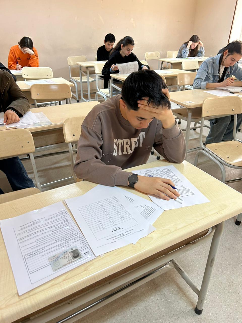 ADA Universitetinin ingilis dili olimpiadası ölkənin müxtəlif bölgələrindən olan məktəbliləri bir araya gətirib (FOTO)