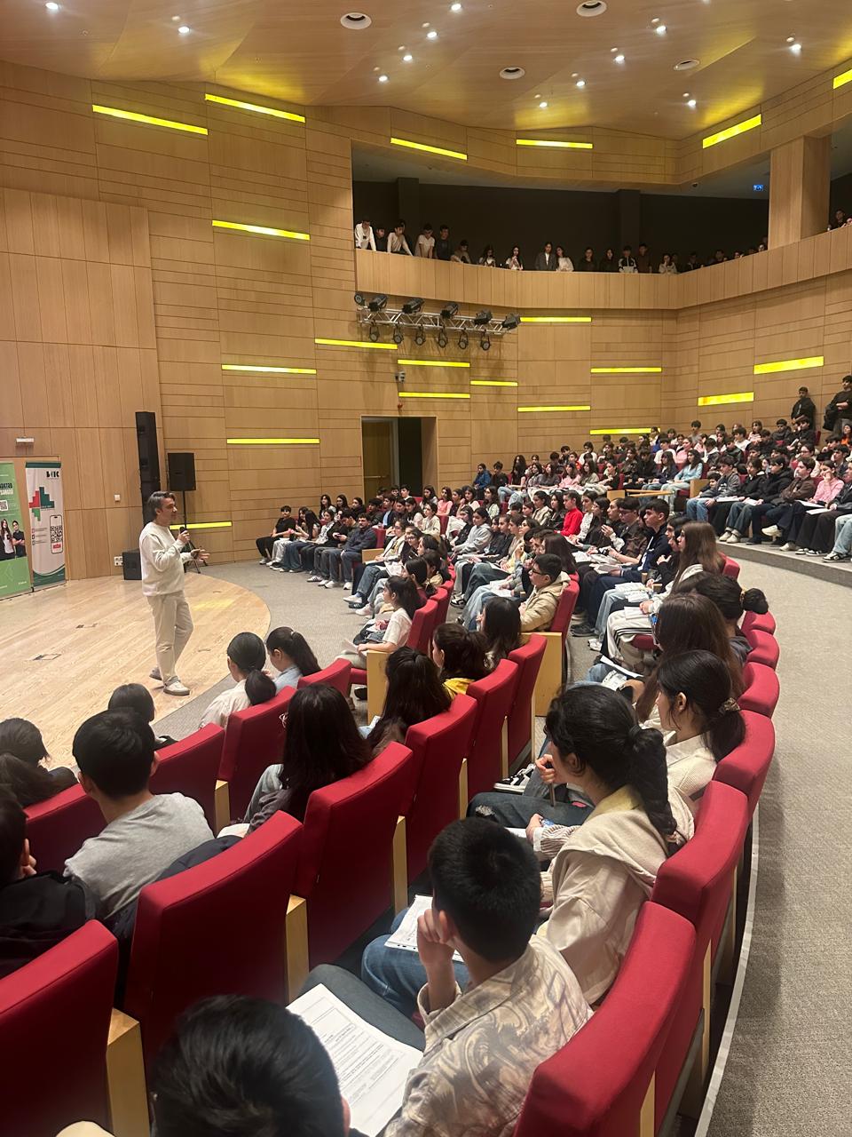 ADA Universitetinin ingilis dili olimpiadası ölkənin müxtəlif bölgələrindən olan məktəbliləri bir araya gətirib (FOTO)