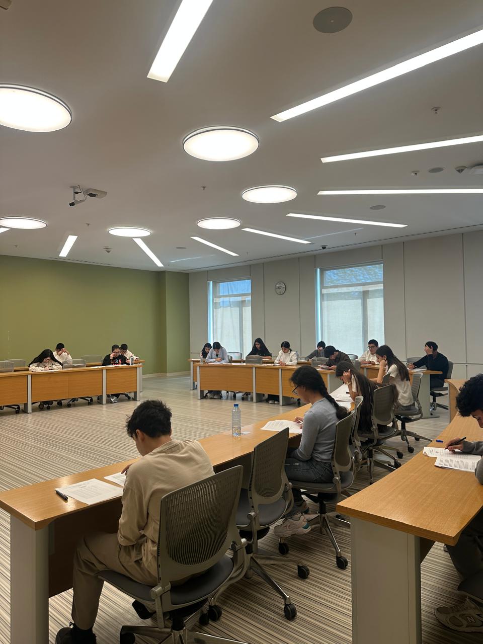 ADA Universitetinin ingilis dili olimpiadası ölkənin müxtəlif bölgələrindən olan məktəbliləri bir araya gətirib (FOTO)