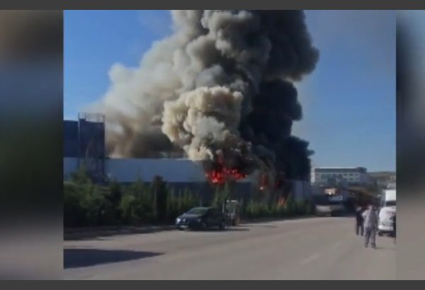 Ankarada boya zavodu yanır (VİDEO)