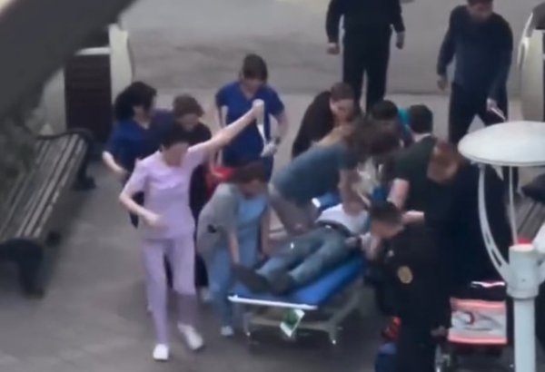 Bakıda ürəyi dayanan şəxs son anda xilas edildi (VİDEO)