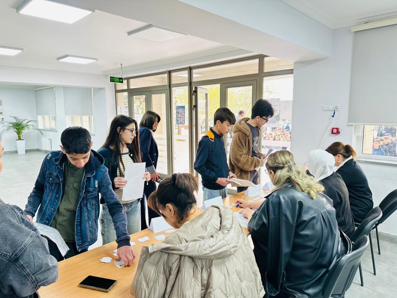 ADA Universitetinin ingilis dili olimpiadası ölkənin müxtəlif bölgələrindən olan məktəbliləri bir araya gətirib (FOTO)