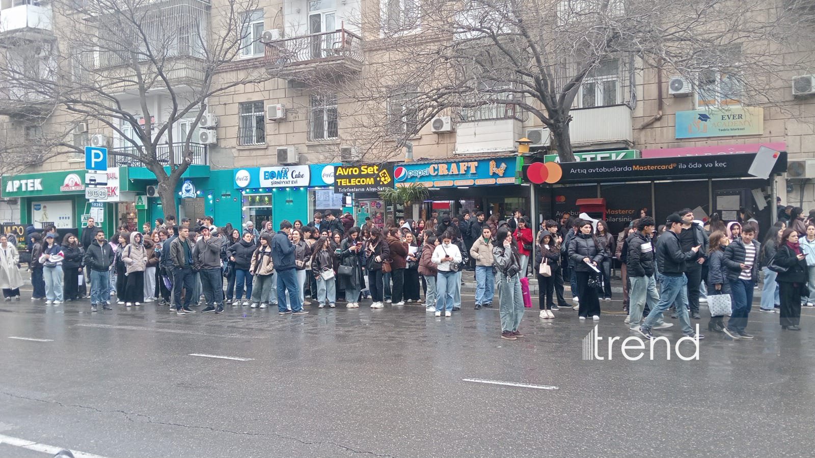 Metro nasazlığına görə xəttə əlavə avtobuslar buraxıldı (FOTO/VİDEO) (YENİLƏNİB)