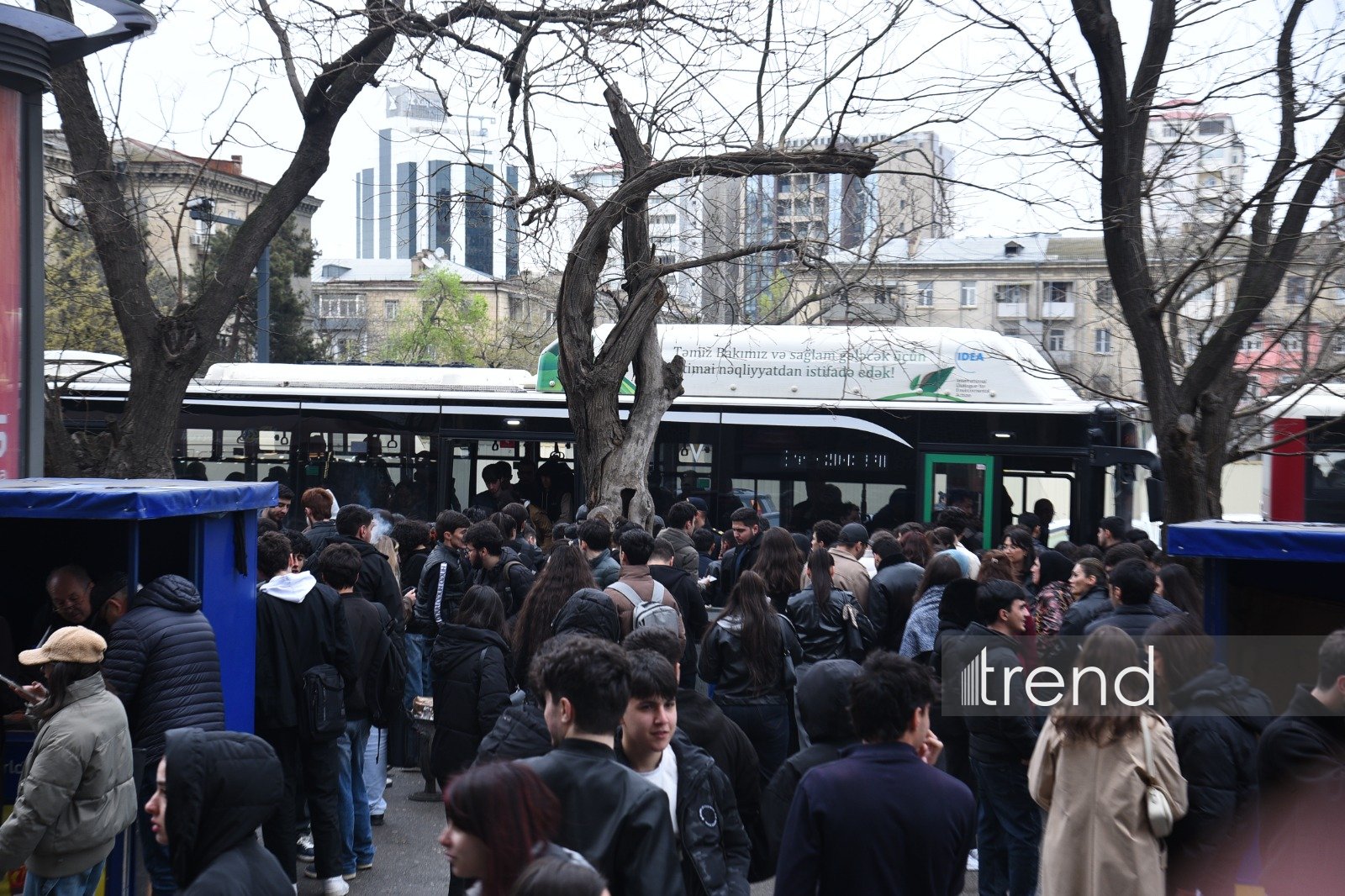 Metro nasazlığına görə xəttə əlavə avtobuslar buraxıldı (FOTO/VİDEO) (YENİLƏNİB)