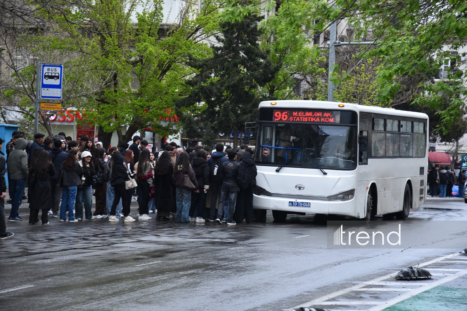 Metro nasazlığına görə xəttə əlavə avtobuslar buraxıldı (FOTO/VİDEO) (YENİLƏNİB)