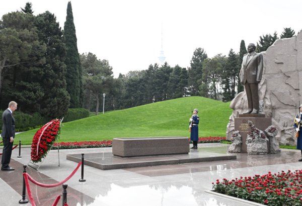 Latviya Prezidenti Fəxri xiyabanda Ulu Öndər Heydər Əliyevin məzarını ziyarət edib (FOTO)