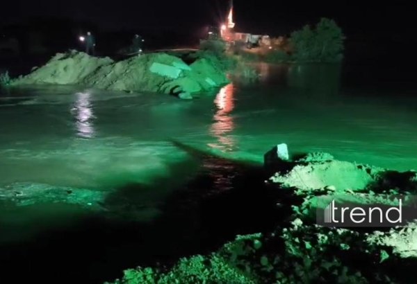 Ağcabədidə zədələnmiş bəndin bərpası işləri davam edir (FOTO)