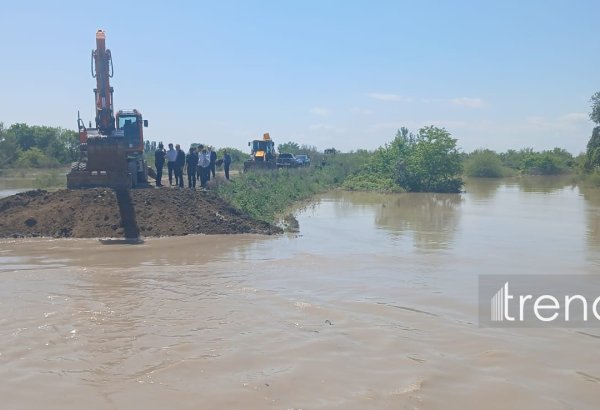 Ağcabədidə Kür çayı bəndi yarılıb (FOTO)