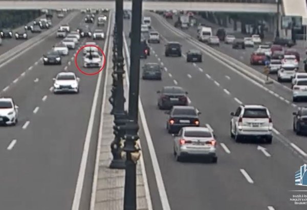 Piyadanı avtomobil vurdu - Polis xəstəxanaya çatdırdı (VİDEO)