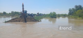 Ağcabədidə Kür çayı bəndi yarılıb (FOTO)