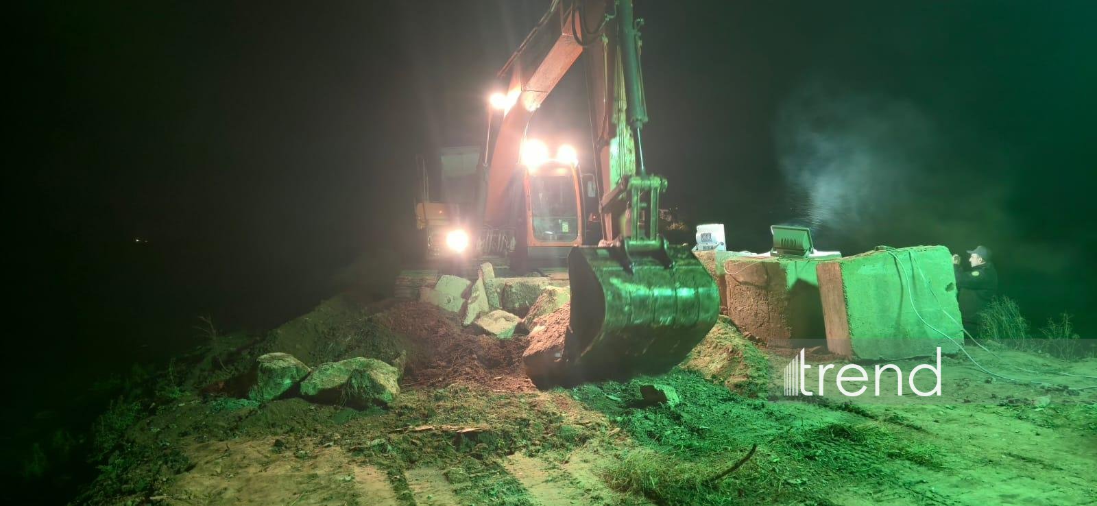 Ağcabədidə zədələnmiş bəndin bərpası işləri davam edir (FOTO)