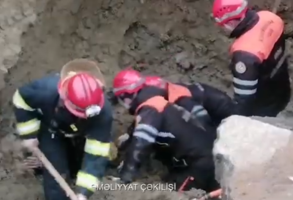 Qobustanda qazıntı işləri zamanı torpaq qatı çöküb - Ölən var (VİDEO)