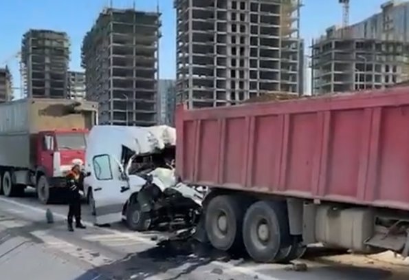 FHN avtomobildə sıxılı vəziyyətdə qalmış şəxsi xilas edib (VİDEO)