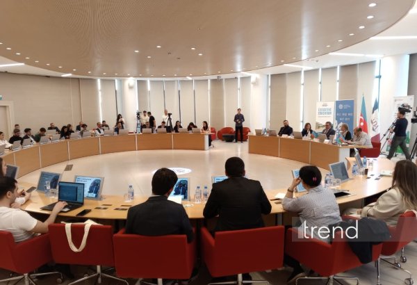 WUF13 ərəfəsində Bakıda jurnalistlər üçün növbəti məlumatlandırma sessiyası təşkil olunub (FOTO)