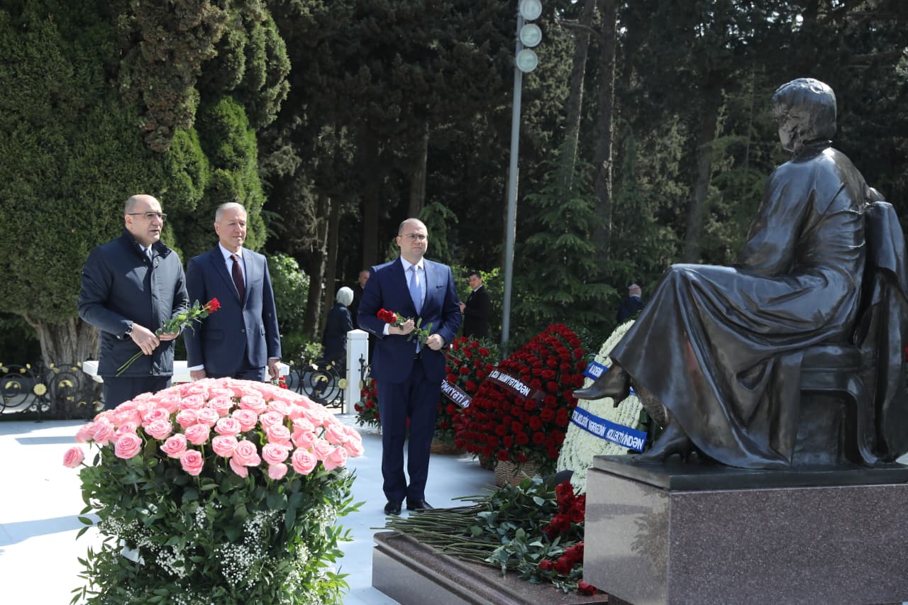 Səhiyyə Nazirliyinin rəhbərliyi akademik Zərifə Əliyevanın əziz xatirəsini böyük ehtiramla yad ediblər (FOTO)
