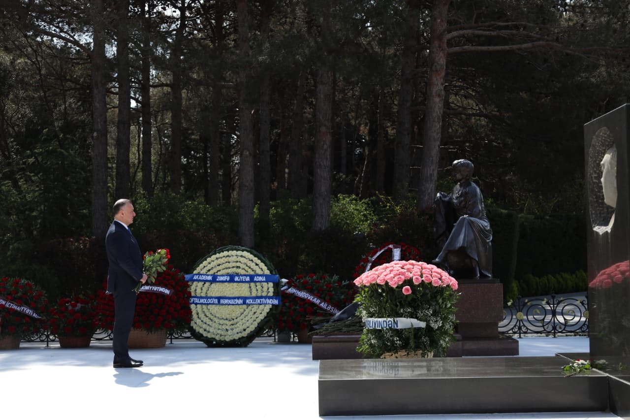 Səhiyyə Nazirliyinin rəhbərliyi akademik Zərifə Əliyevanın əziz xatirəsini böyük ehtiramla yad ediblər (FOTO)