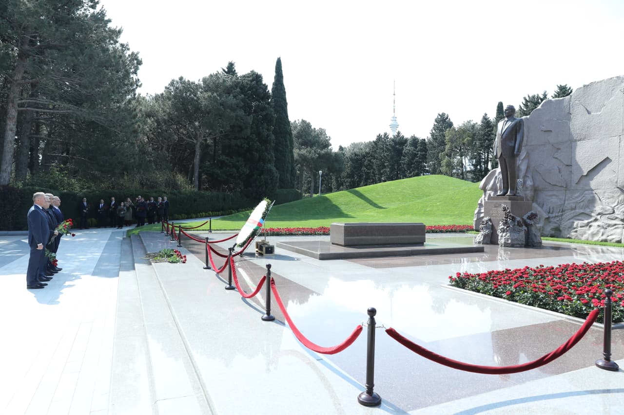 Səhiyyə Nazirliyinin rəhbərliyi akademik Zərifə Əliyevanın əziz xatirəsini böyük ehtiramla yad ediblər (FOTO)