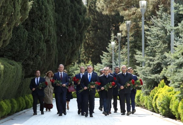 Səhiyyə Nazirliyinin rəhbərliyi akademik Zərifə Əliyevanın əziz xatirəsini böyük ehtiramla yad ediblər (FOTO)