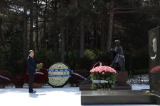 Səhiyyə Nazirliyinin rəhbərliyi akademik Zərifə Əliyevanın əziz xatirəsini böyük ehtiramla yad ediblər (FOTO)