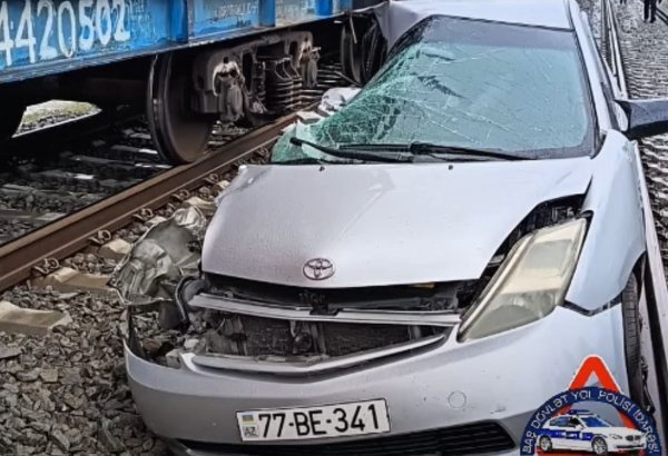 Bir gündə eyni dəmir yolu keçidində iki avtomobil qatarla toqquşub (VİDEO)