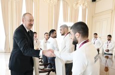 Prezident İlham Əliyev Avropa çempionatında komanda hesabında çempion olan güləşçiləri qəbul edib (FOTO) (YENİLƏNİB)