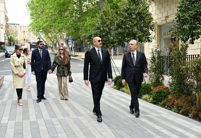 Prezident İlham Əliyev və Birinci xanım Mehriban Əliyeva Bakının İslam Səfərli küçəsinin yenidənqurmadan sonra açılışında iştirak ediblər (FOTO/VİDEO)