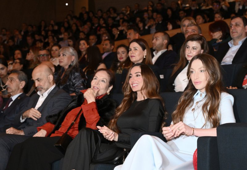 Arzu Əliyeva və Alena Əliyeva “Tağıyev: Məktəb” bədii filminin təqdimatında iştirak ediblər (FOTO)