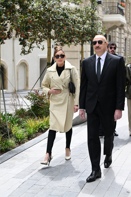 Prezident İlham Əliyev və Birinci xanım Mehriban Əliyeva Bakının İslam Səfərli küçəsinin yenidənqurmadan sonra açılışında iştirak ediblər (FOTO)