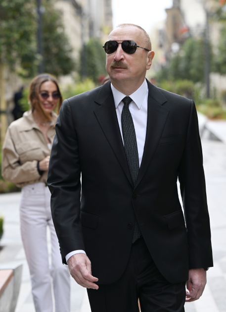 Prezident İlham Əliyev və Birinci xanım Mehriban Əliyeva Bakının İslam Səfərli küçəsinin yenidənqurmadan sonra açılışında iştirak ediblər (FOTO)