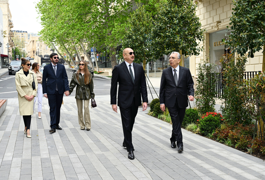 Prezident İlham Əliyev və Birinci xanım Mehriban Əliyeva Bakının İslam Səfərli küçəsinin yenidənqurmadan sonra açılışında iştirak ediblər (FOTO)