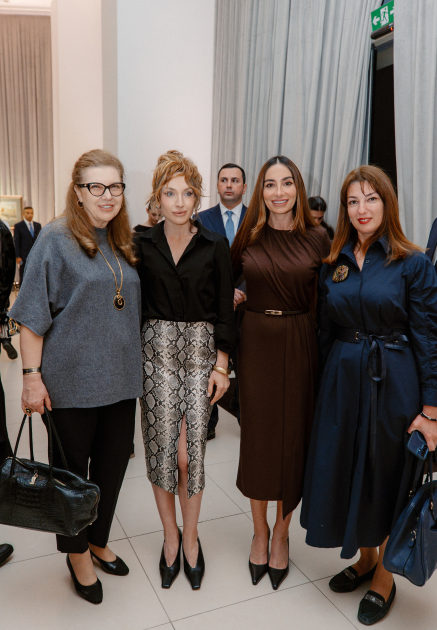 Leyla Əliyeva, Arzu Əliyeva və Alena Əliyeva “Art in Motion” sərgisini ziyarət ediblər (FOTO)