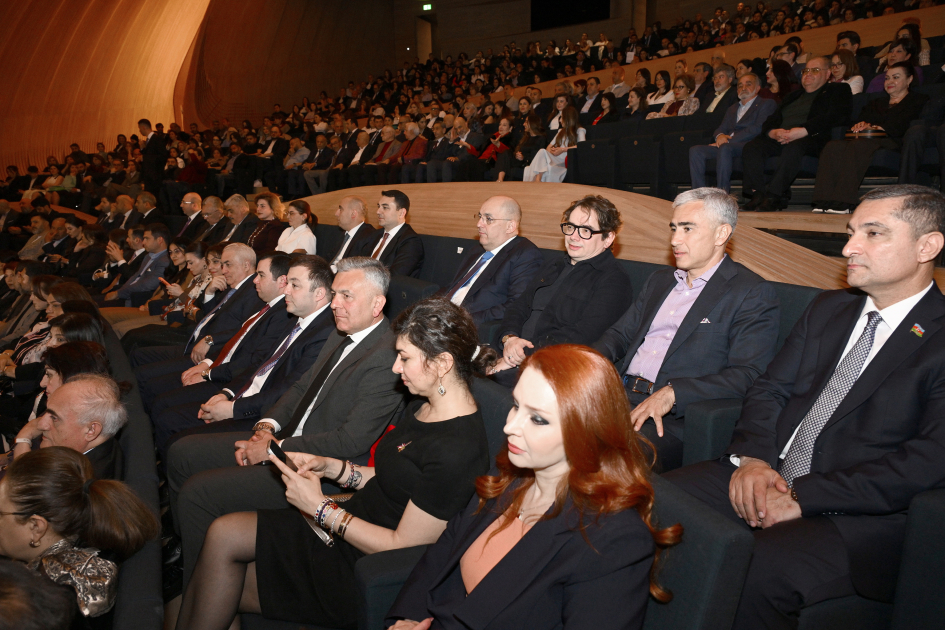 Arzu Əliyeva və Alena Əliyeva “Tağıyev: Məktəb” bədii filminin təqdimatında iştirak ediblər (FOTO)