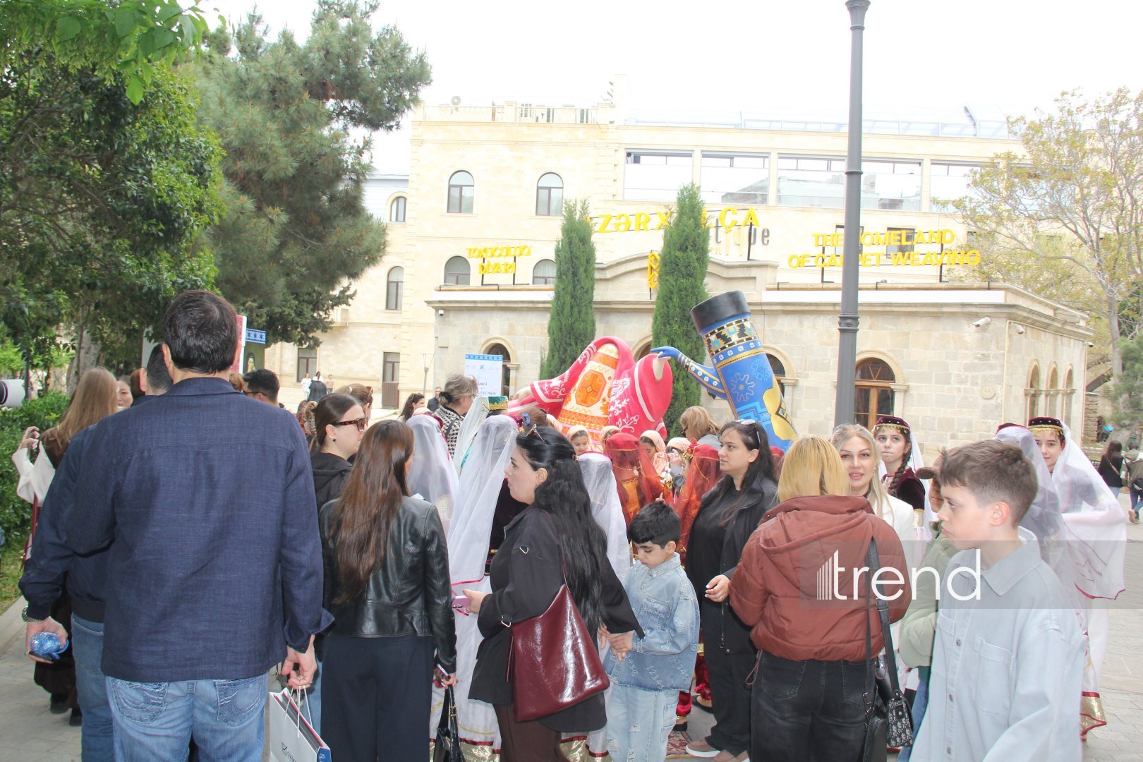 Beynəlxalq Xalça Festivalı çərçivəsində Bakıda unikal sərgilər açılıb (FOTO)