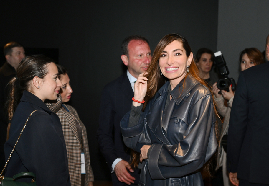 Leyla Əliyeva və Arzu Əliyeva Beynəlxalq Xalça Festivalını ziyarət ediblər (FOTO)