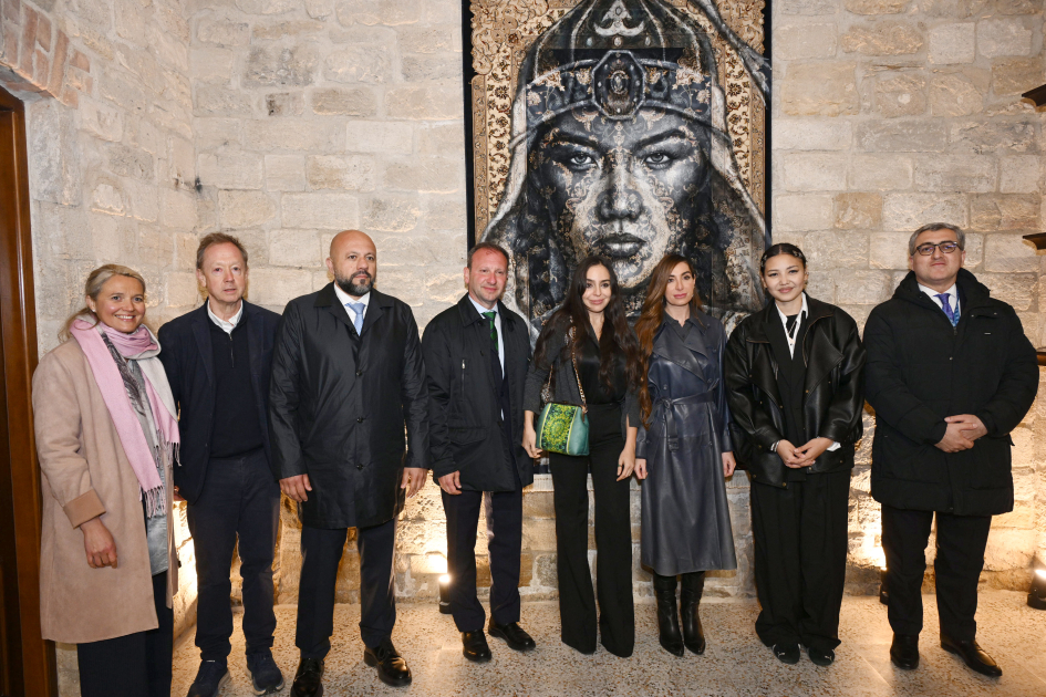 Leyla Əliyeva və Arzu Əliyeva Beynəlxalq Xalça Festivalını ziyarət ediblər (FOTO)