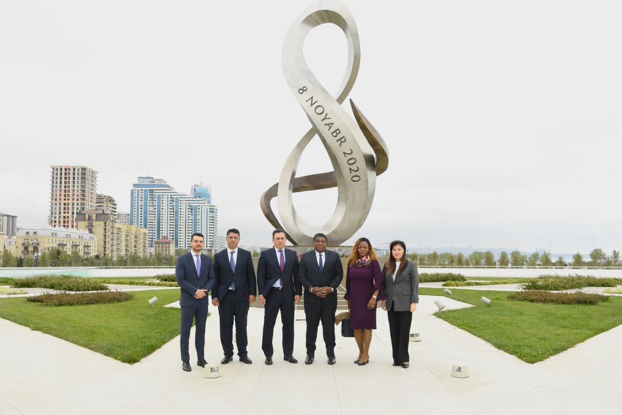 Parlamentlərarası İttifaqın Baş katibi Fəxri xiyabanı və Zəfər parkını ziyarət edib (FOTO)