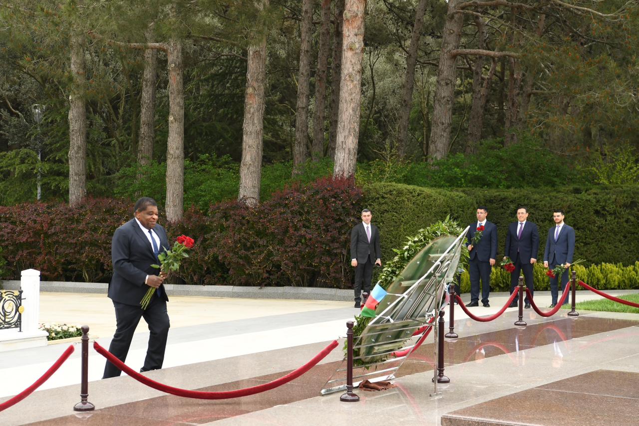 Parlamentlərarası İttifaqın Baş katibi Fəxri xiyabanı və Zəfər parkını ziyarət edib (FOTO)