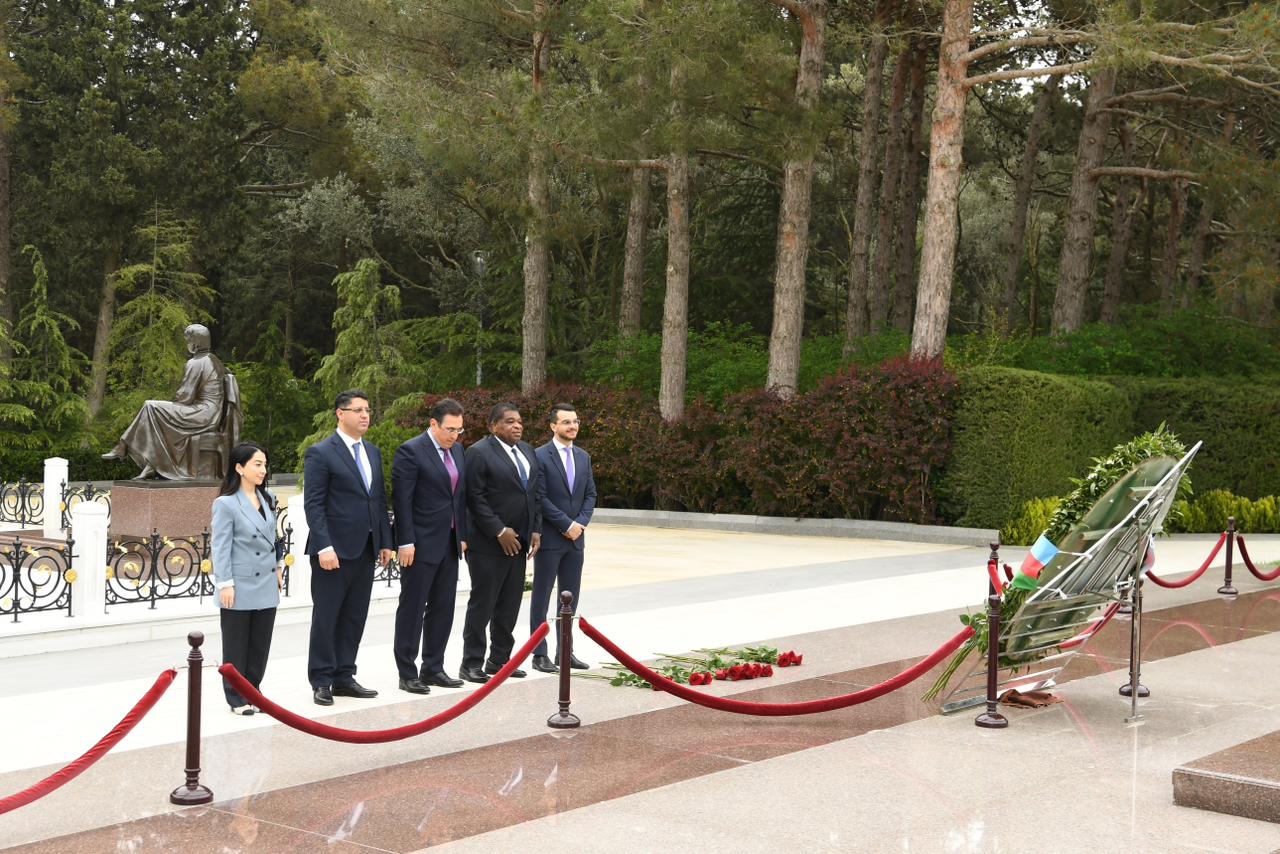 Parlamentlərarası İttifaqın Baş katibi Fəxri xiyabanı və Zəfər parkını ziyarət edib (FOTO)