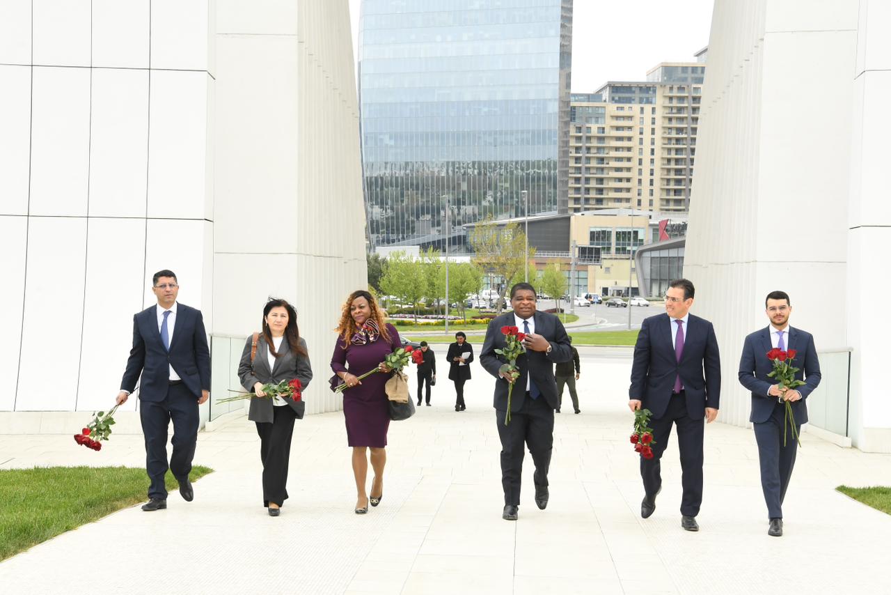 Parlamentlərarası İttifaqın Baş katibi Fəxri xiyabanı və Zəfər parkını ziyarət edib (FOTO)