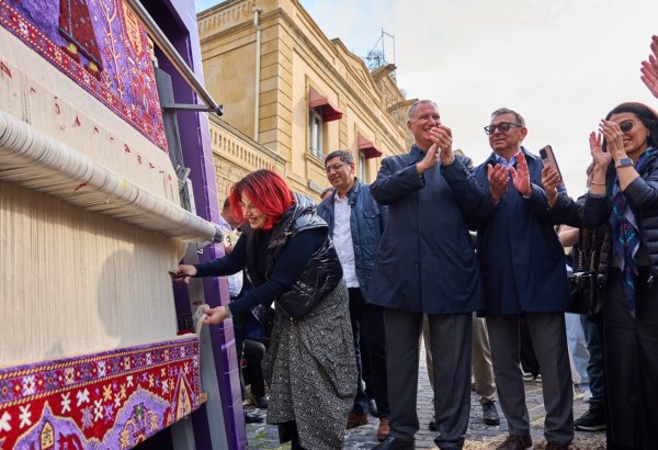 "Azercell" Beynəlxalq Xalça Festivalında “Minlərlə ilmə, bir güc” xalçasını təqdim etdi (FOTO)