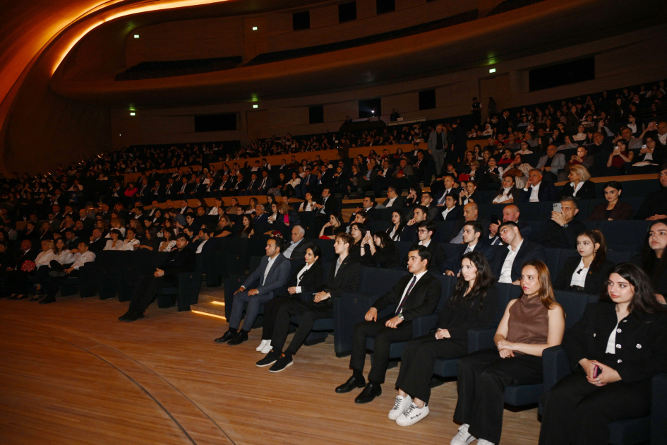 Heydər Əliyev Mərkəzində Ümummilli Lider Heydər Əliyevə həsr edilən “Bir səfərin izi ilə” filmi nümayiş olunub (FOTO)